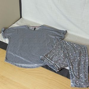 Jaclyn Intimates Gray with Pink and white flowers Pajama set size Large